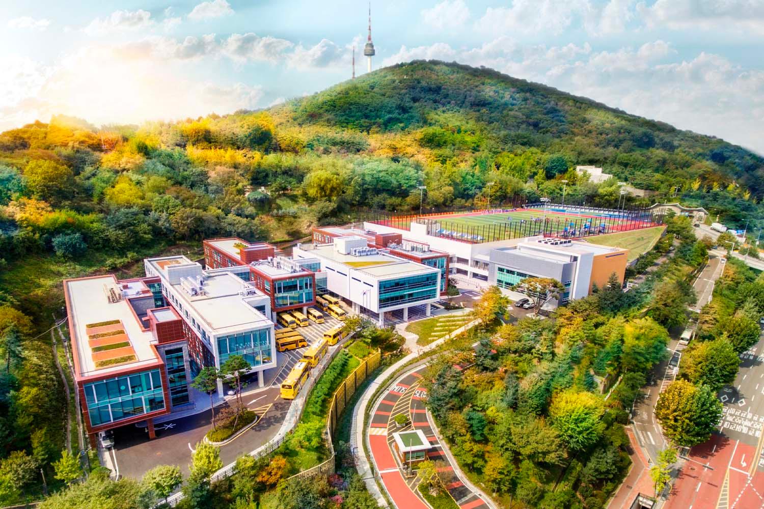 โรงเรียน Yongsan International School ในย่านยงซาน กรุงเทพฯ ที่ตั้งอยู่ท่ามกลางธรรมชาติสีเขียว