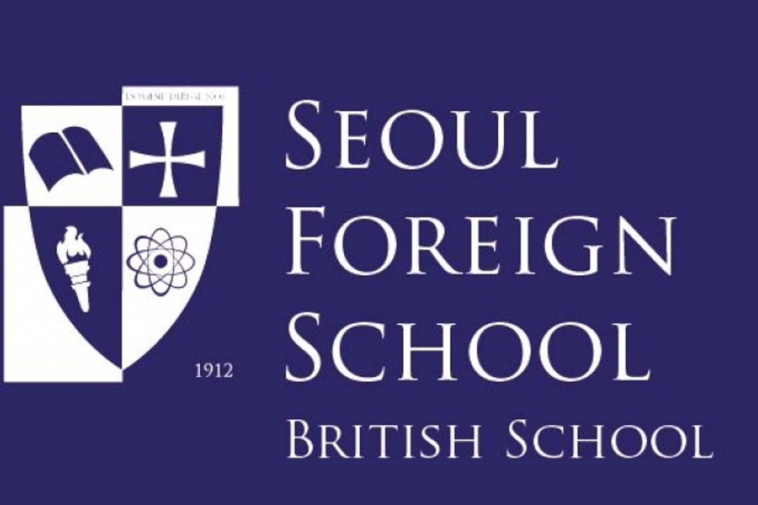 โลโก้ของโรงเรียน Seoul Foreign British School ที่มีสัญลักษณ์ของหลักสูตรการศึกษาของอังกฤษ