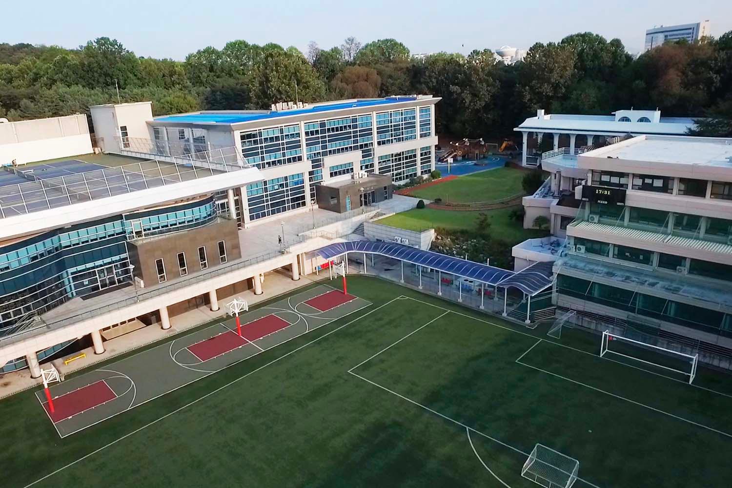 ทิวทัศน์อาคารของ Seoul Foreign School ในย่านซอแดมุน ท่ามกลางสภาพแวดล้อมที่เงียบสงบในกรุงโซล