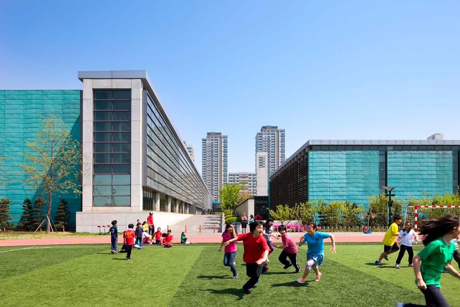 โรงเรียน Chadwick International ในเมืองอินชอนที่ตั้งอยู่ท่ามกลางธรรมชาติที่สวยงามและกว้างขวาง