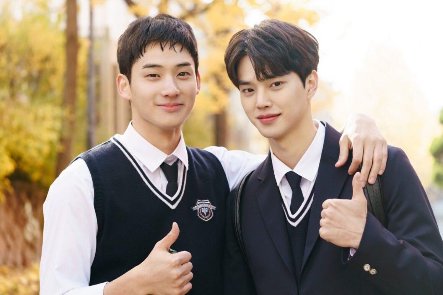 「恋するアプリ」の登場人物が並ぶプロモーション画像、背景に自然のゆったりとした風景。