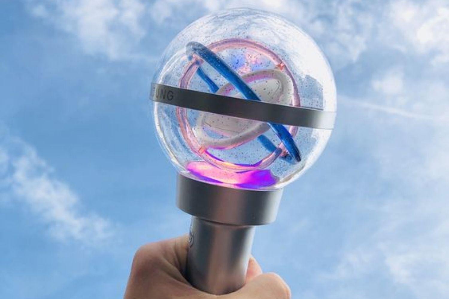 Hình ảnh Wujujung Bong - light stick của Cosmic Girls với thiết kế tròn và các vòng màu hồng xanh bên trong, biểu tượng concept vũ trụ.