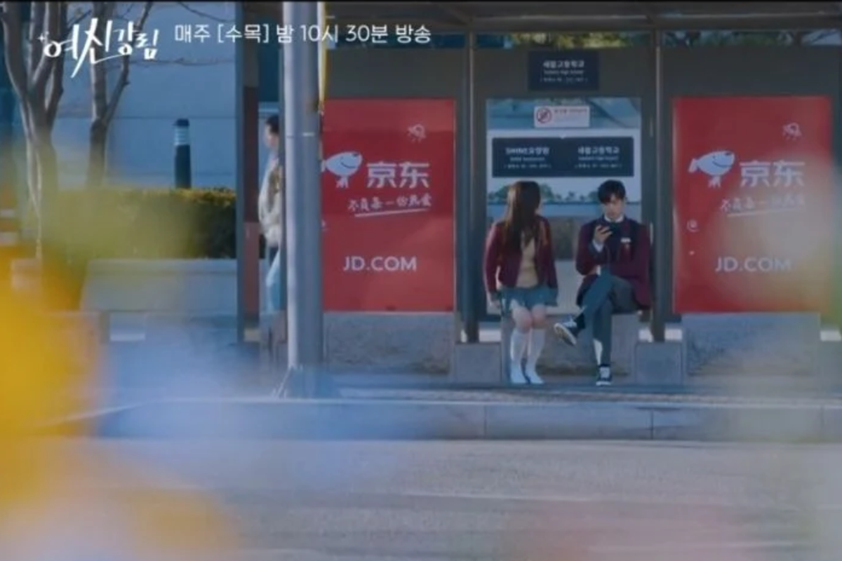 true beauty scene with main leads at bus stop with chinese brand ads