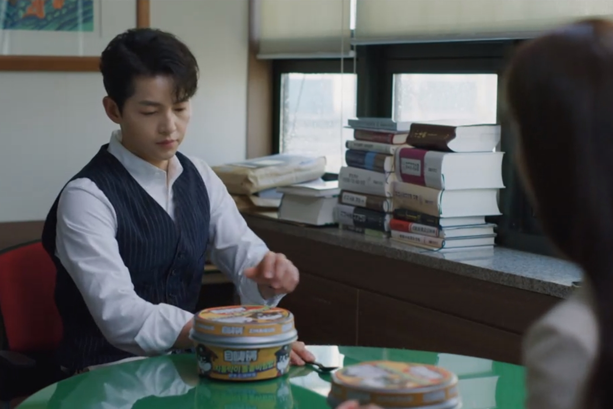korean actor song joong-gi with bowl of Chinese food in front of him as product placement