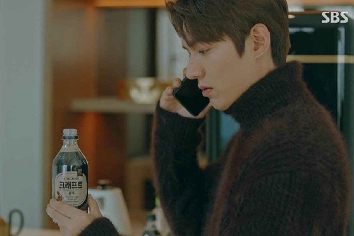 The King：永遠的君主 中角色推介韓國品牌咖啡。