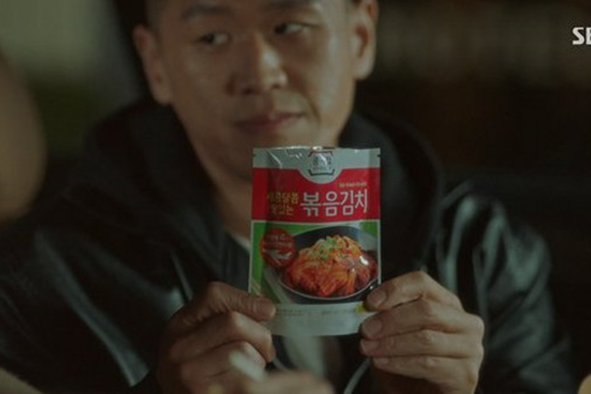 The King：永遠的君主 中角色展示韓國韓式泡菜。