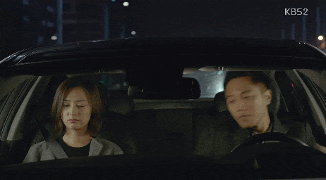 gif of scene in kdrama descendants of the sun of jin goo and kim Ji-won in car