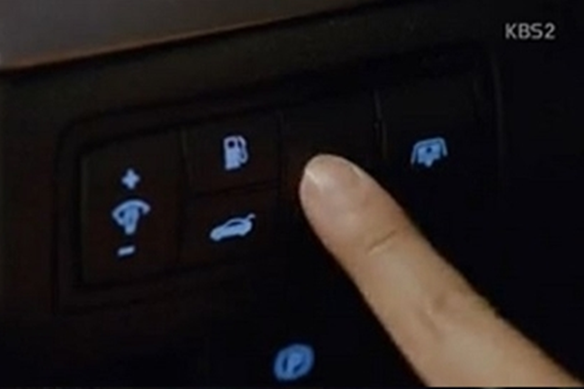 descendants of the sun scene of putting hyundai car into autopilot