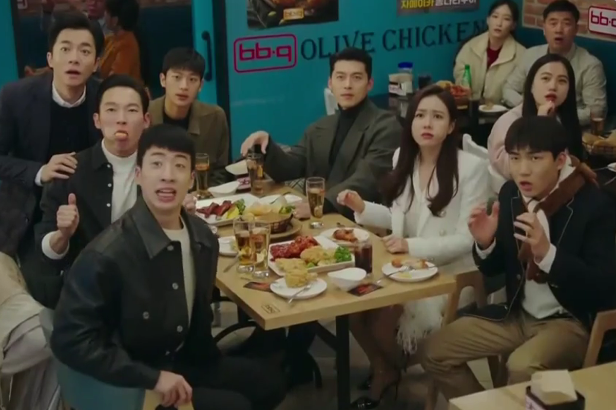 crash landing on you dinner scene at bbq chicken with ri Jeong-hyeok, yoon se-ri, pyo Chi-su, Park Kwang-beom, Kim Ju-meok, and Geum Eun-dong