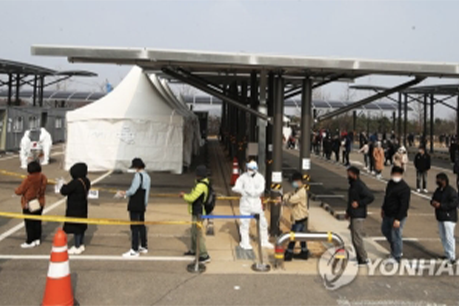 ศูนย์ตรวจโควิด 19 ในกรุงโซลที่มีคนต่อคิวรอรับการตรวจในการป้องกันการแพร่ระบาดของไวรัส