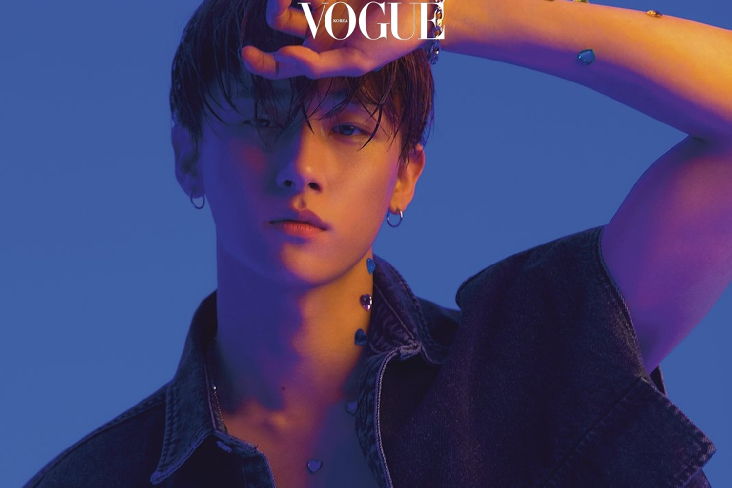 MONSTA X I.M身穿牛仔服，在紫色背景中展示冷酷形象。