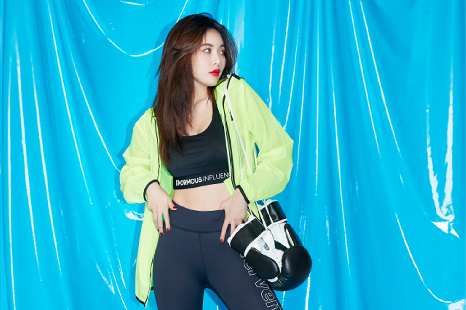 泫雅身穿運動裝，藍色背景顯示出其性感及健康的身材。