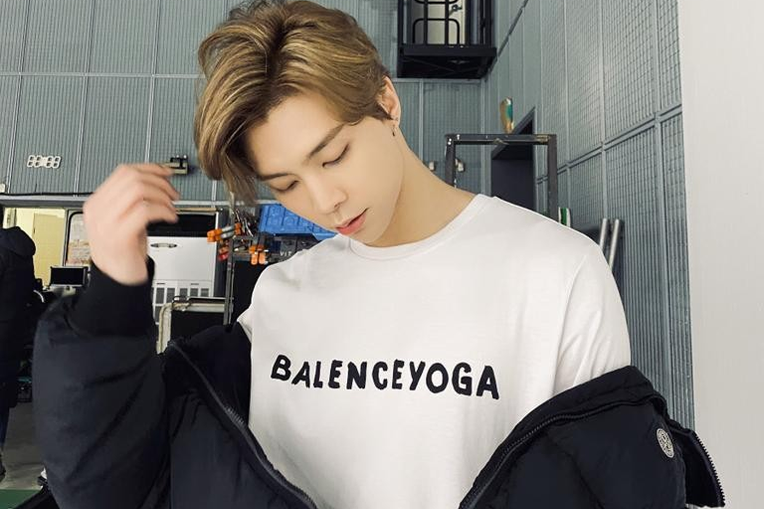 NCT Johnny穿著白色衫擺放手臂造型展示流行風格。