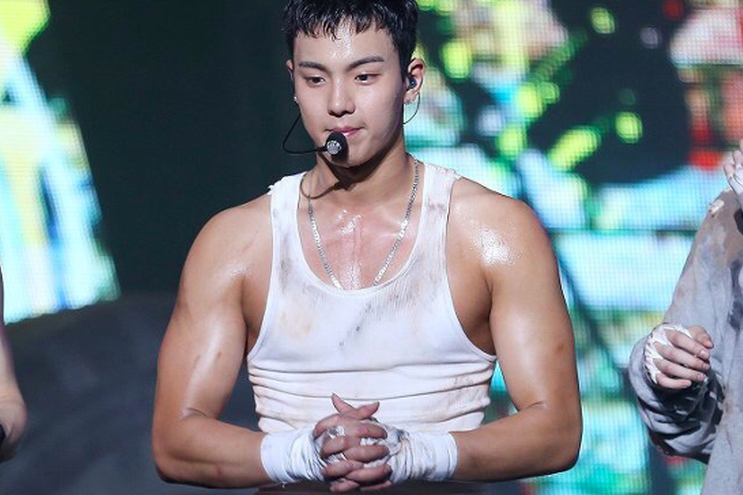 MONSTA X Shownu穿著白色運動背心，展示出他結實的肌肉。