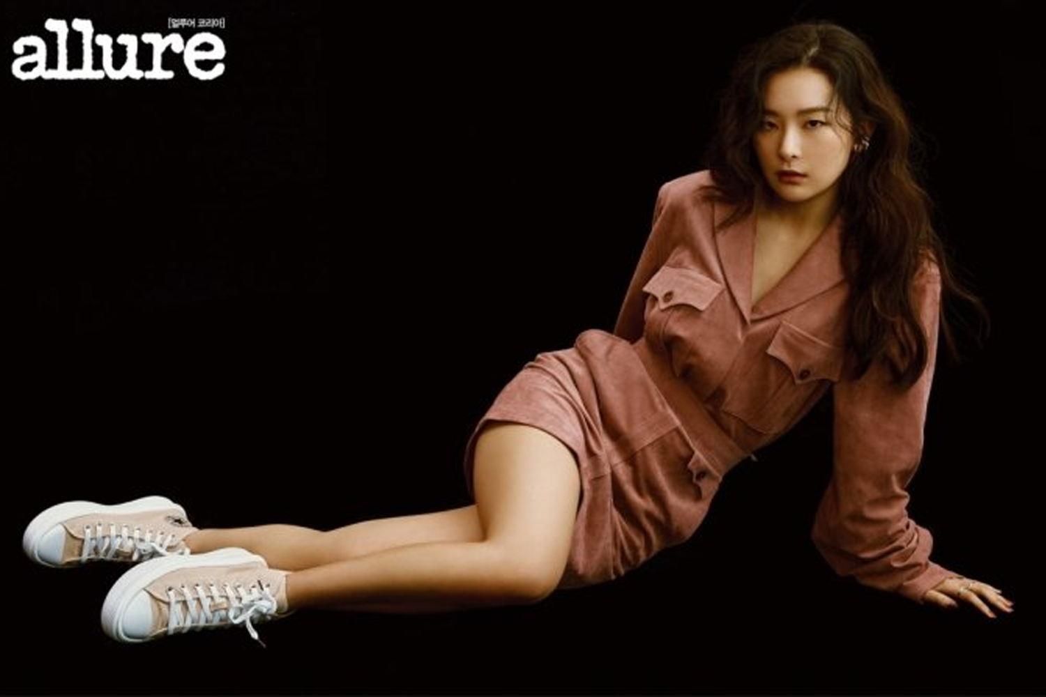 Red Velvet Seulgi穿著復古風連身裙，平躺展示修長雙腿。