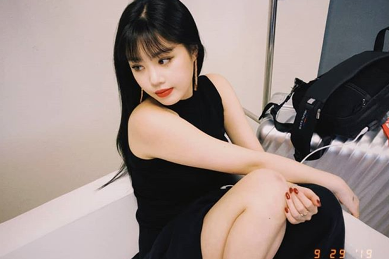 (G)I-DLE穗珍坐在椅子上，穿著黑色優雅服裝，散發魅力。