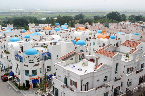 牙山地中海村內的白色建築，藍色屋頂與聖托里尼風格的典雅街景。