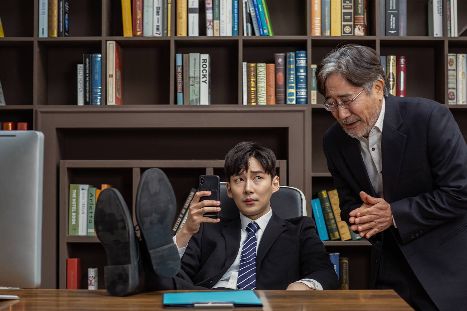 Manager de célébrité gérant des situations difficiles et traitant avec d'autres stars