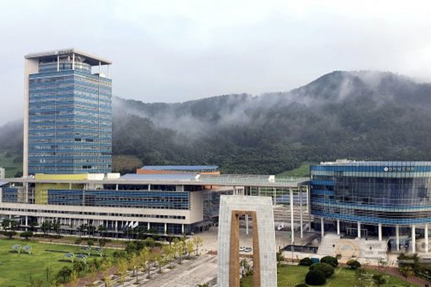 全南科技大学的教学楼，在晨雾中的远景展示了自然与人文的和谐。照片来源：국민일보。