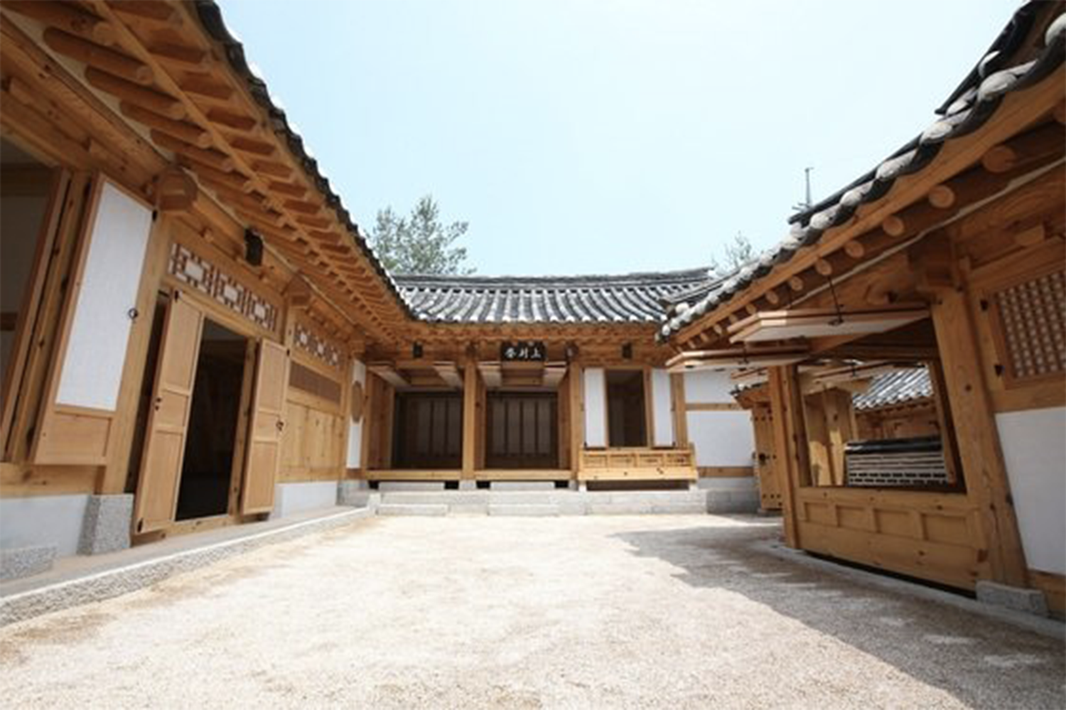 韩国传统韩屋建筑的内部庭院，展现了用于教学与保护文化遗产的韩屋建筑系。来源：뉴스1。