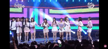 Twice의 무대에서 손에 상을 들고 있는 지효가 있던 순간, 상의 아랫부분을 던졌던 장면이 MPs 중계입니다.