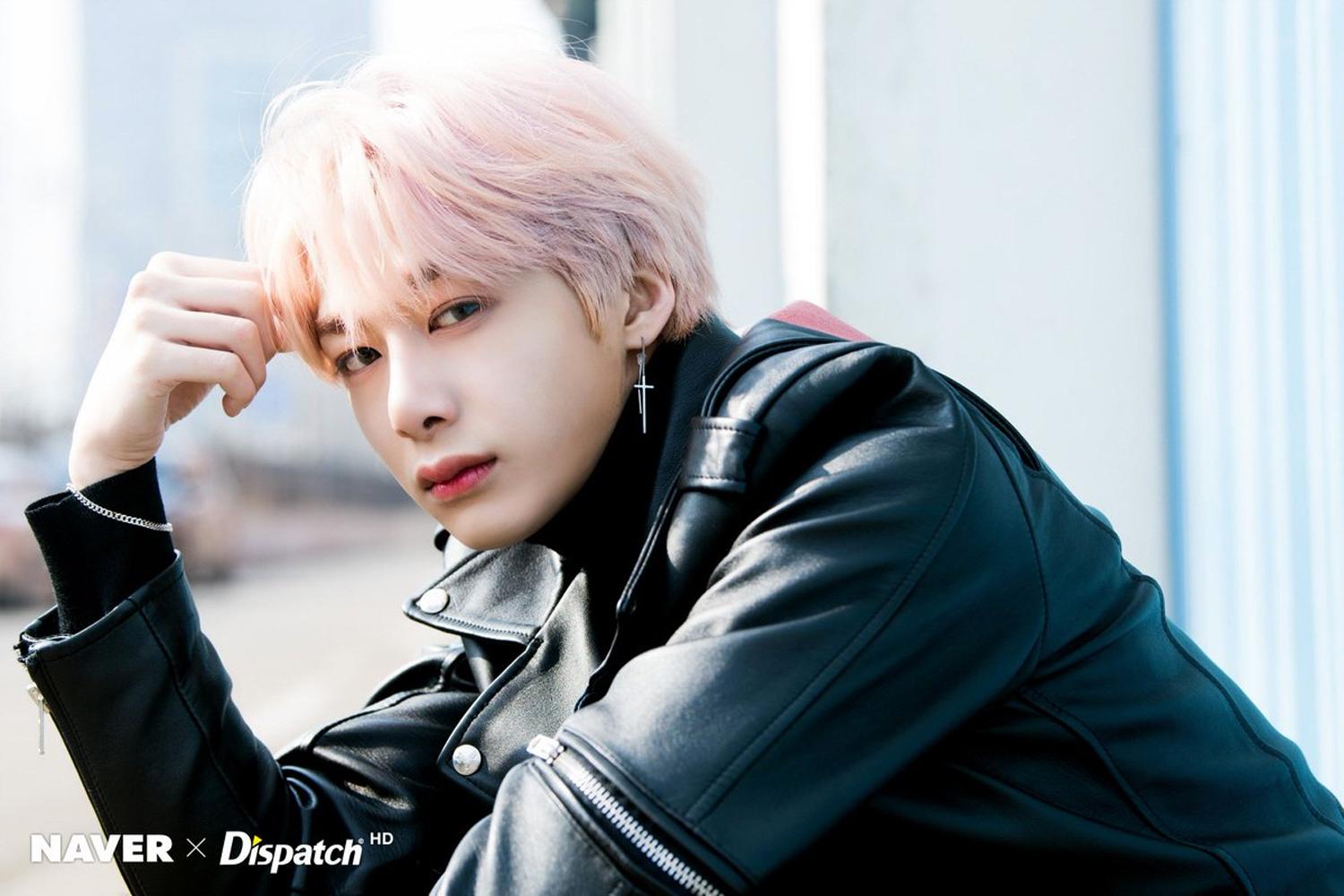 ภาพไอดอลชายเกาหลีในชุดแจ็กเก็ตหนังและผมสีอ่อน