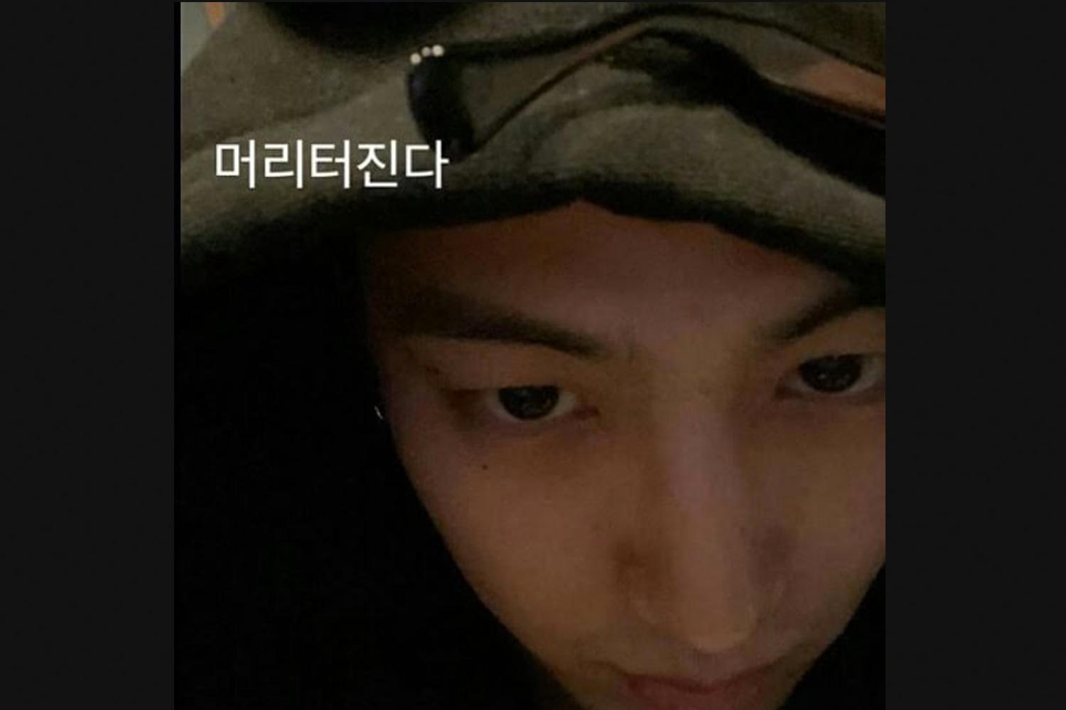 ภาพลางๆ ที่มีข้อความภาษาเกาหลีบนพื้นหลังมืด