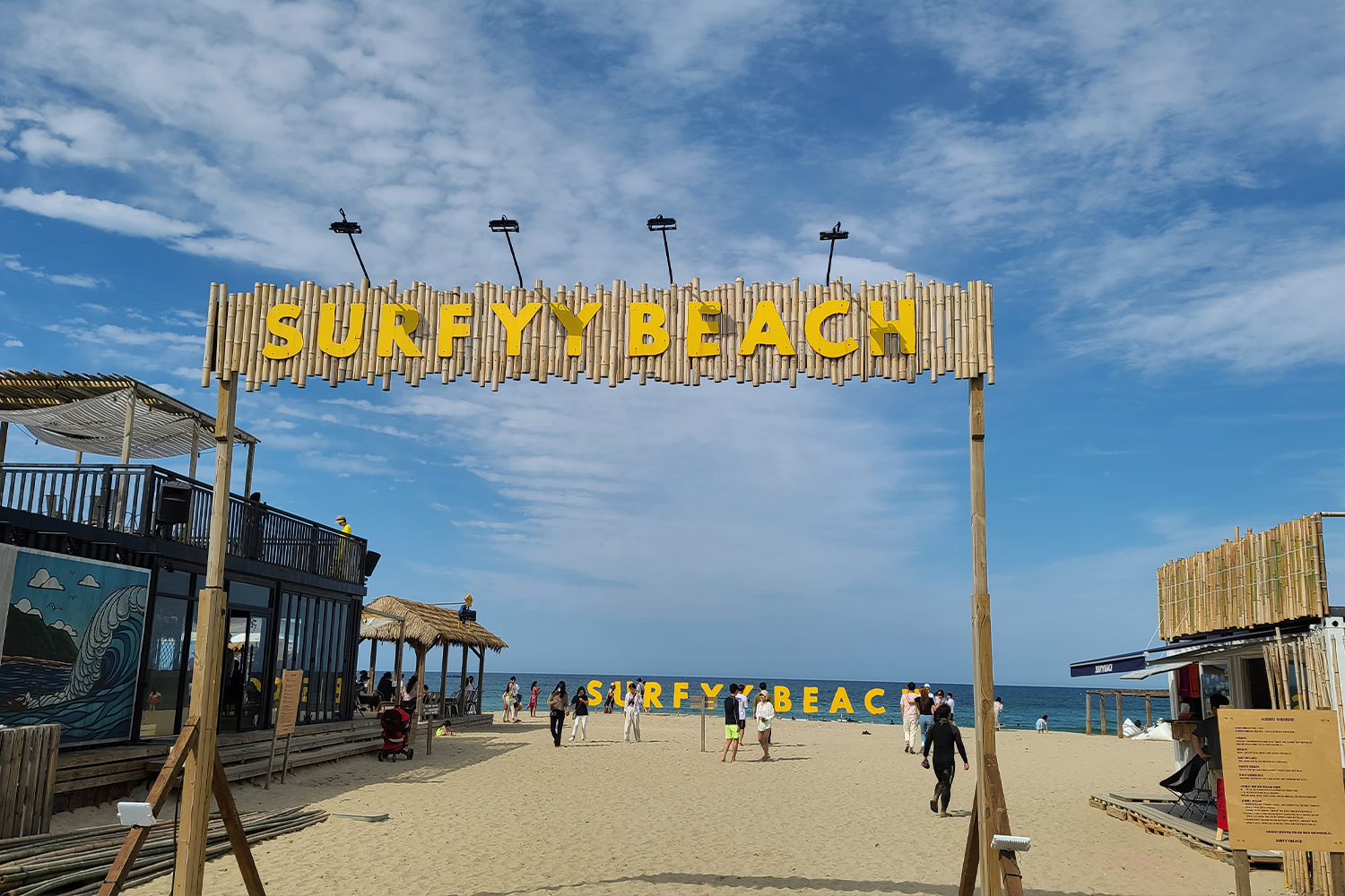 Bãi biển lướt sóng Surfyy với các hoạt động thể thao sôi động trên bãi cát vàng tại Yangyang.