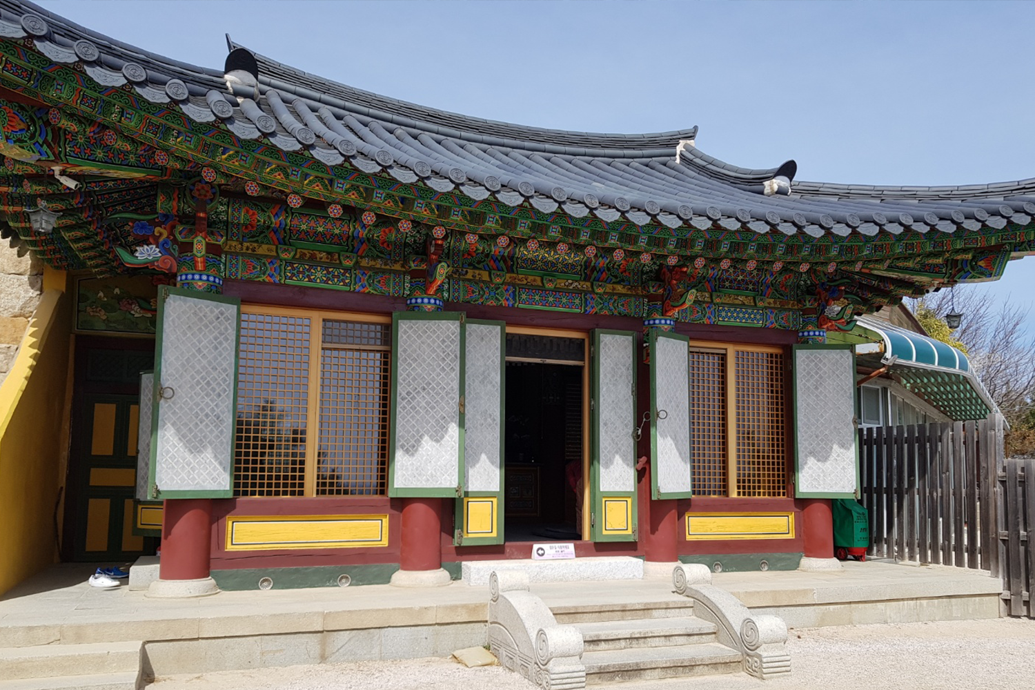 Ngôi chùa cổ Naksan tại Yangyang, nổi tiếng với kiến trúc đẹp mắt và vị trí gần biển Đông.