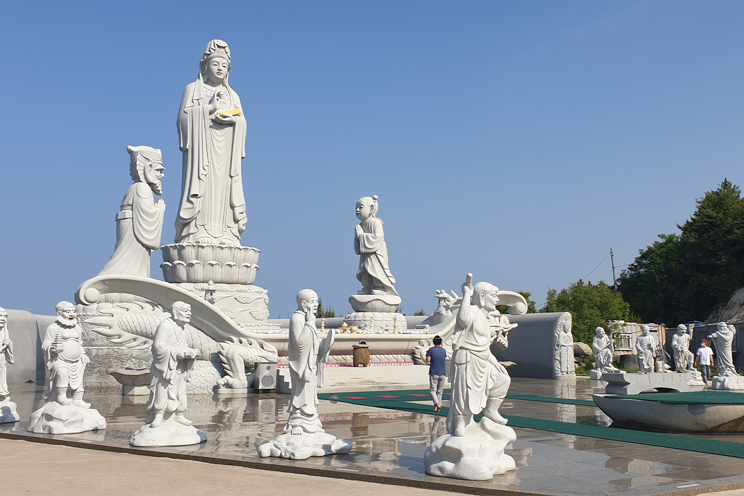 Hyuhyuam, ngôi chùa nổi tiếng với bức tượng Phật nằm và cảnh quan yên bình, là nơi lý tưởng để thư giãn tại Yangyang.