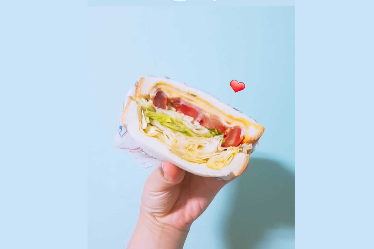 新鮮多層三明治，從中間剖開，展示各種食材