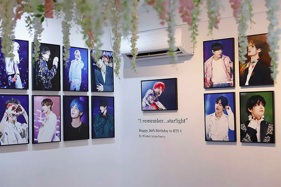 咖啡廳應援活動中放著偶像的相框和照片集展示