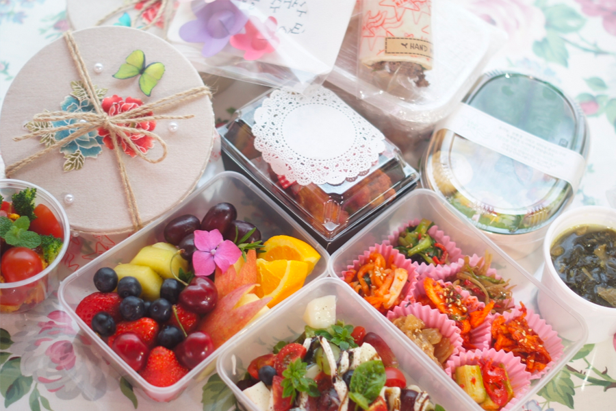 多樣化的食物選擇，擺放在透明餐盒中，做工精美