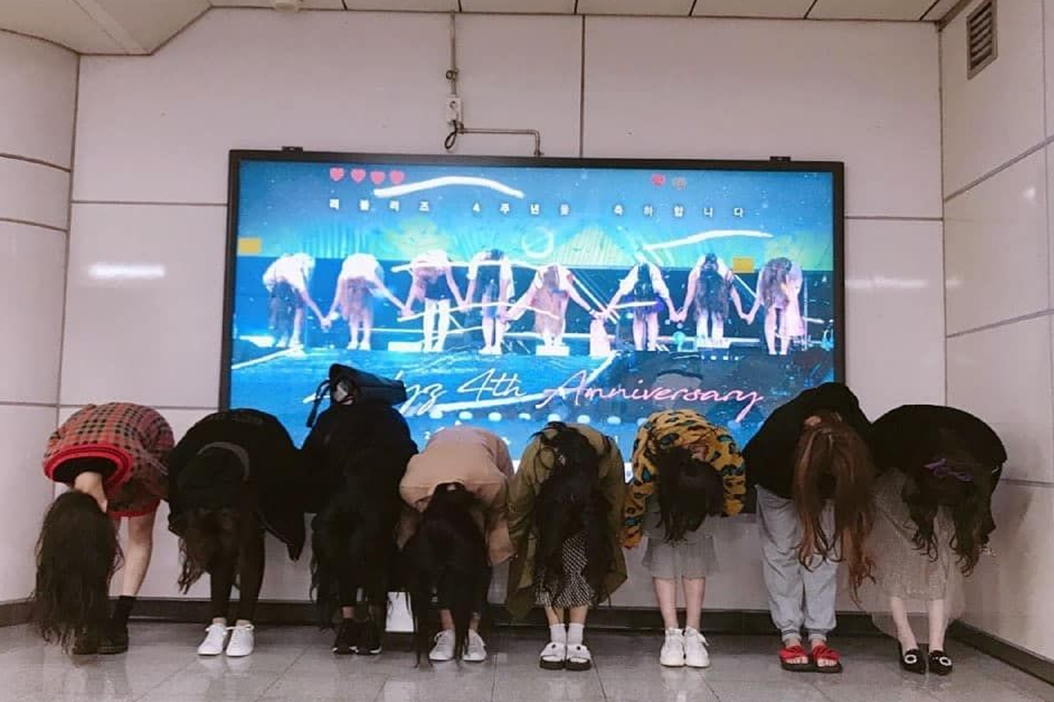 粉絲於地鐵站替偶像拍攝的合影，以支持偶像應援活動