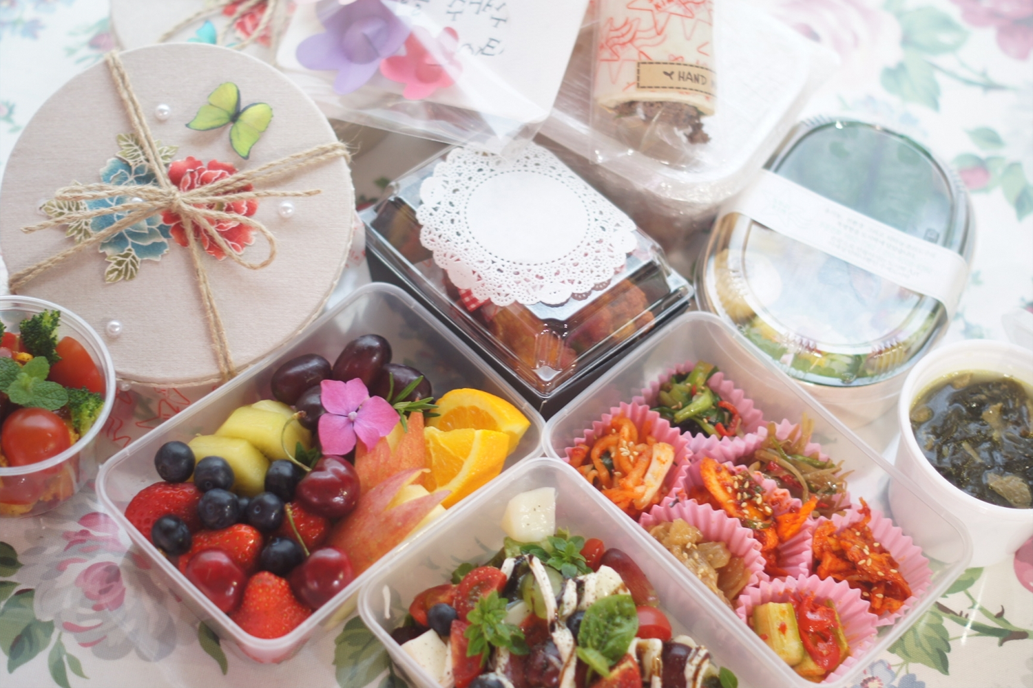 含多種小吃和便當的集合展示，旁邊附有偶像支持的語句，展現粉絲以食物應援的精緻和豐富性。