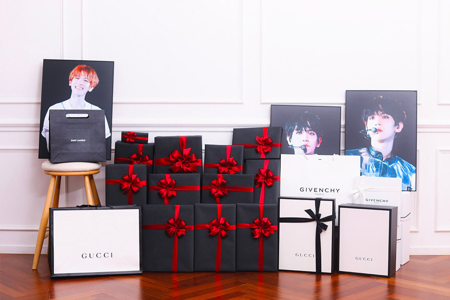 裝飾精美的高級禮品包裝，背景為畫報