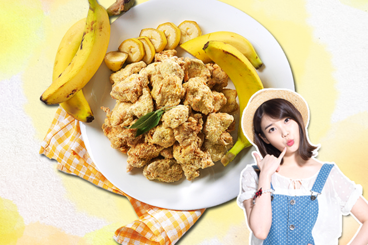 香蕉风味炸鸡搭配整根香蕉展示，旁边还有切片的香蕉，背景颜色为充满活力的黄色，强调出甜美的水果炸鸡创新口味。