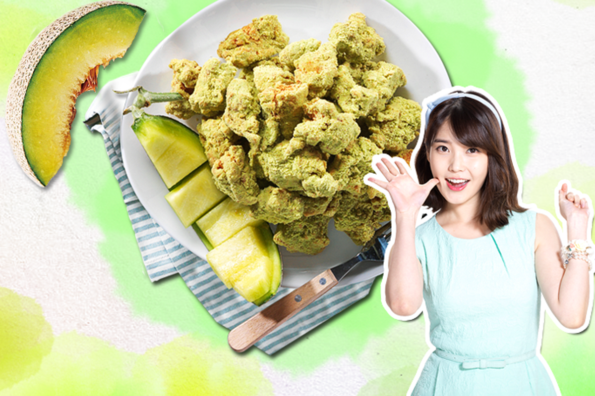 哈密瓜风味炸鸡整体呈现绿色，与哈密瓜切片一起作为展示，背景为柔和的绿色，创造出一种令人惊喜的视觉搭配。