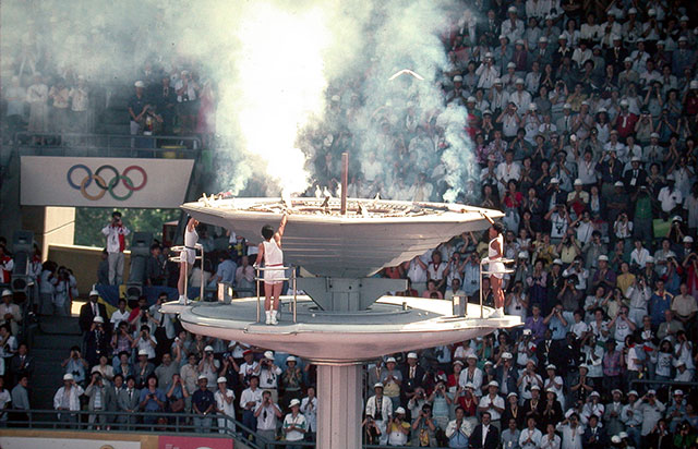 1988年奧運會上，點燃奧運聖火的瞬間，白煙四起，鴿子正在燃燒的火焰旁。