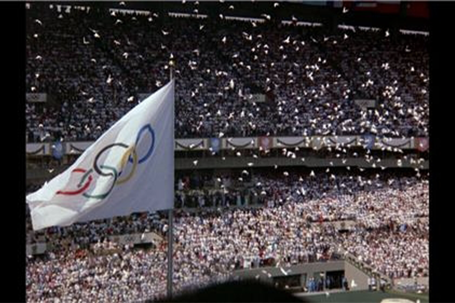 1988年韓國首爾奧運會上，成千上萬的觀眾見證象徵和平的白鴿自由翱翔。