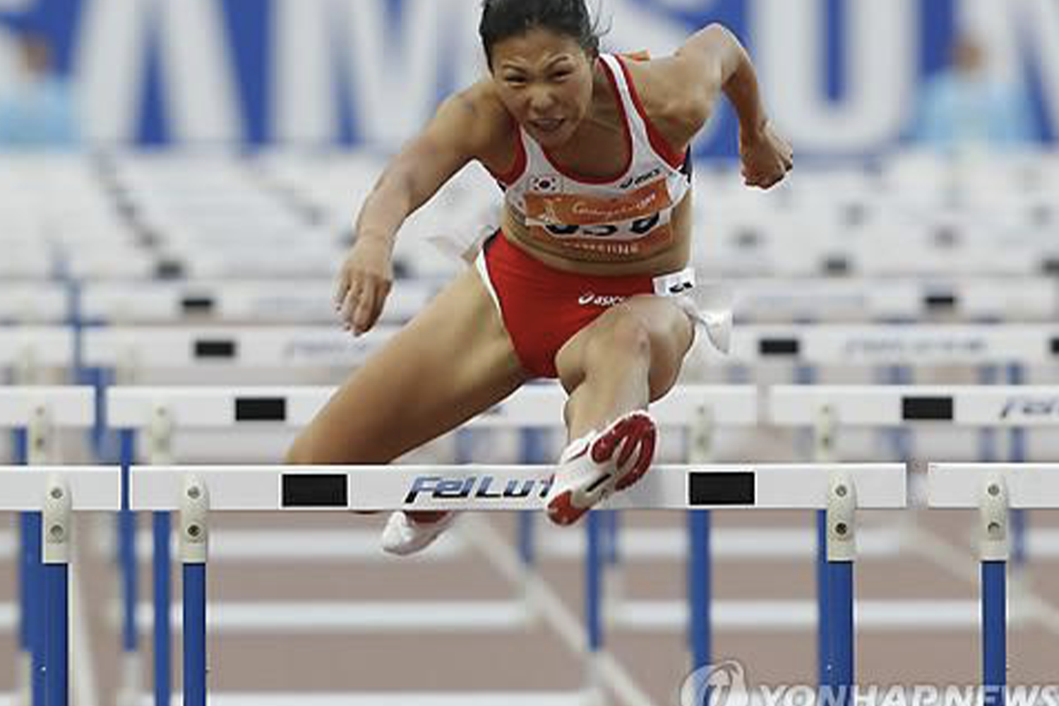 韓國學生在競技場上挑戰跨欄運動的一刻,展示速度與靈活性。