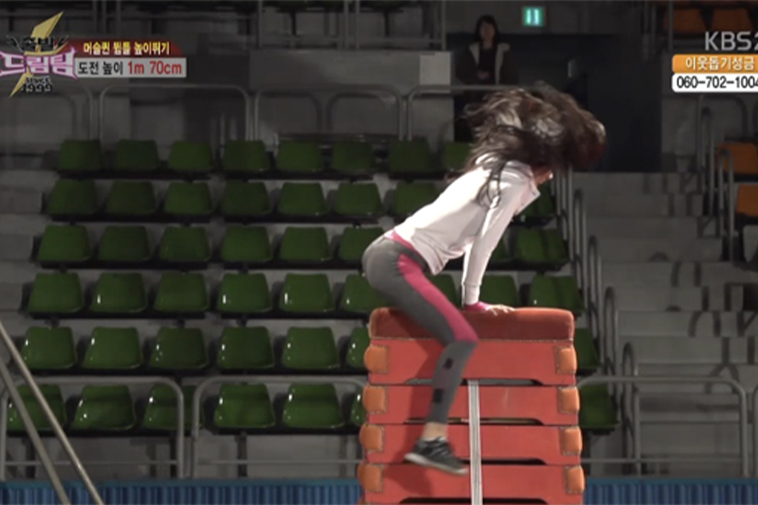 韓國高中生完成跳馬物理活動場景,體現高難度技巧。