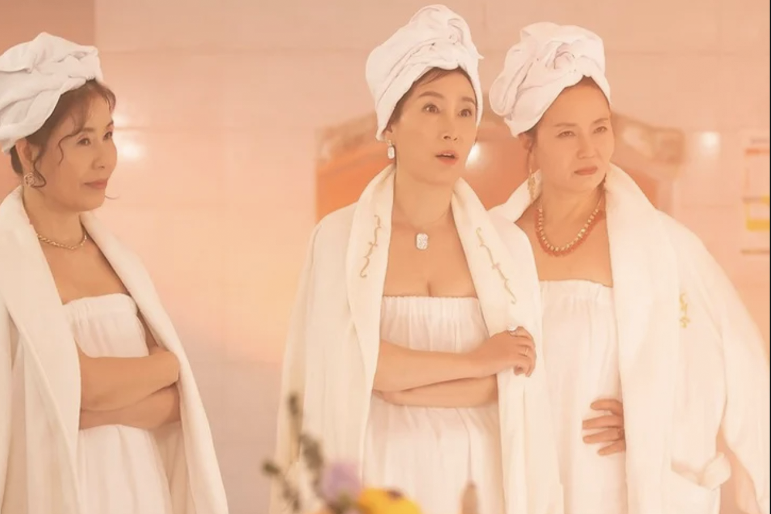 宋會長和家人坐在奢華的居所裏，背景是現代藝術的房間佈置，展現其高社會地位。