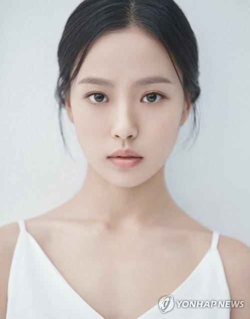 白い衣装を着た女性の肖像。持続可能な美容とファッションについて話題のサポート。ソウル経済所有の写真。