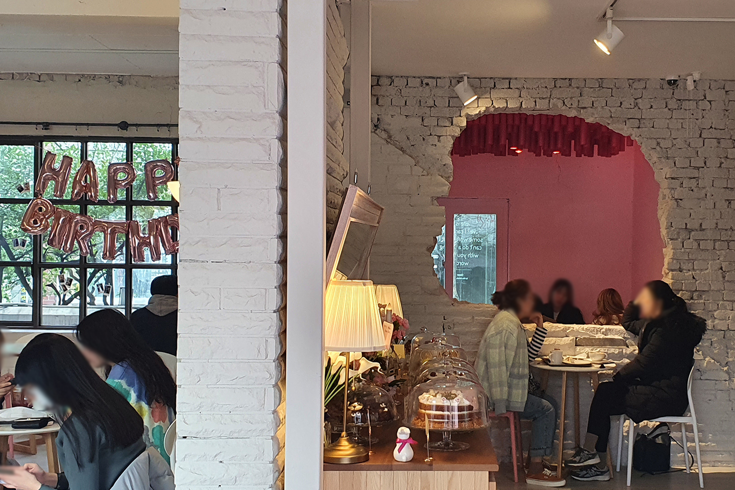 韓國GIFTED咖啡廳裡的生日派對氛圍，氣球和照片裝飾佈滿窗戶，慶祝ASATRO成員尹產賀生日。