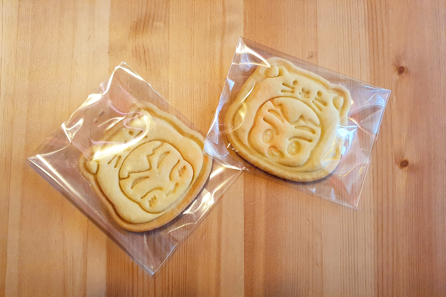 XIUMIN 관련 디자인이 장식된 스트로베리 라떼 병을 들고 있는 손.