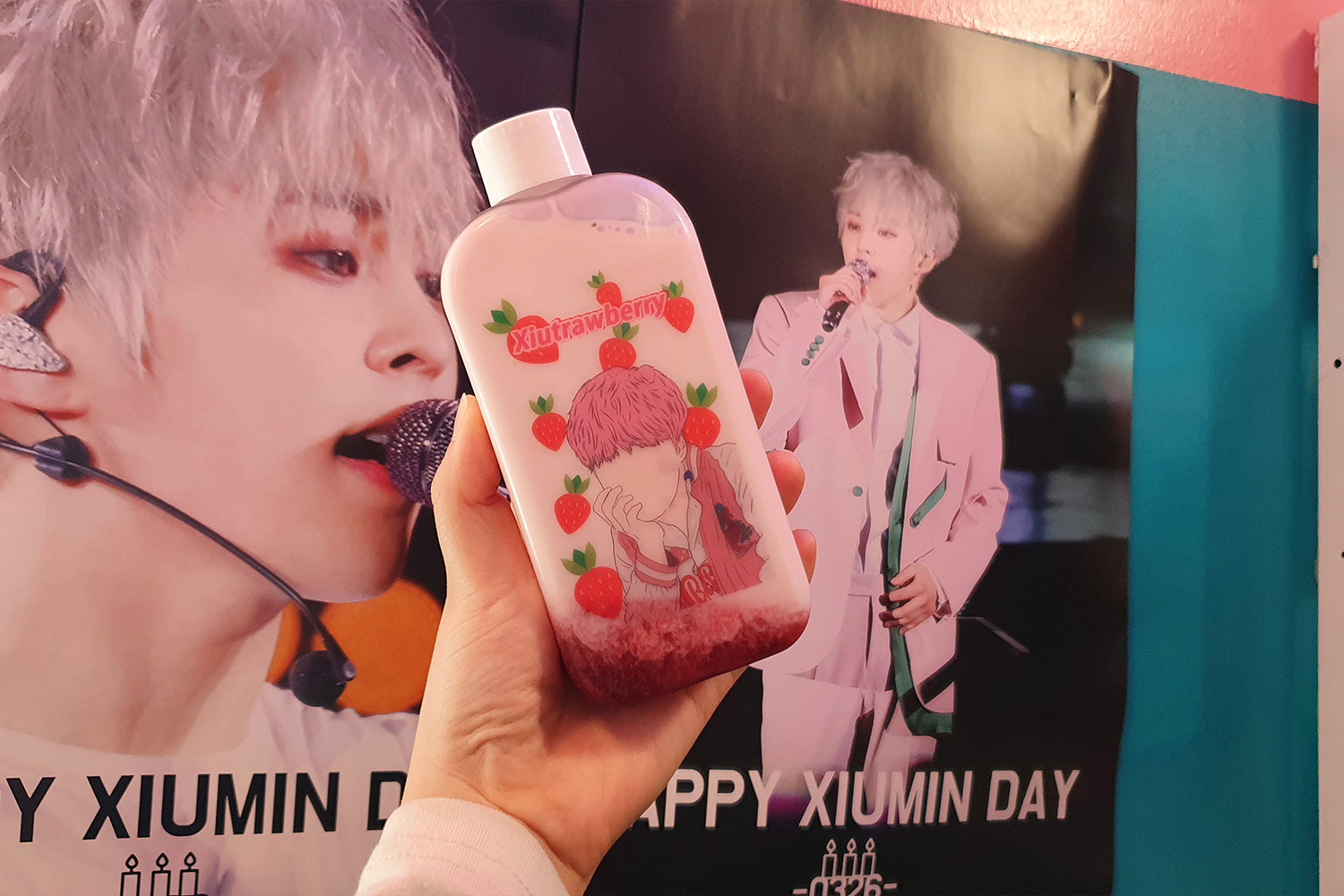 XIUMIN 생일 카페에서 제공되는 다양한 디자인의 스티커들. 시우트로베리와 블루시우에이드 디자인 포함.