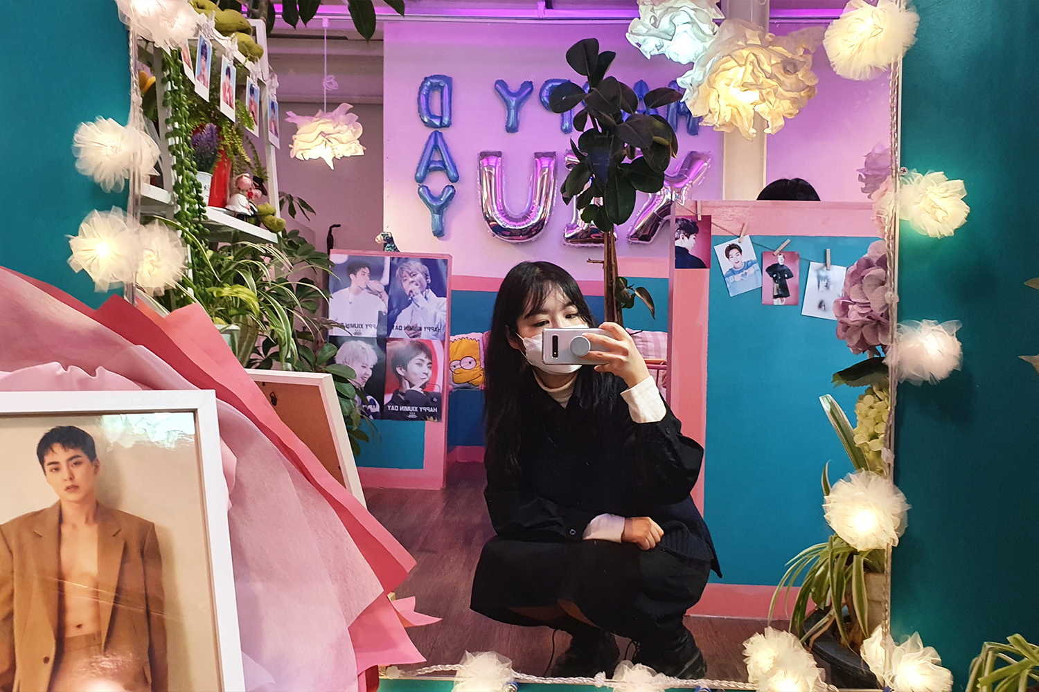 카페 내 특별 디스플레이로 제공되는 XIUMIN의 컵홀더와 다양한 팬아트.