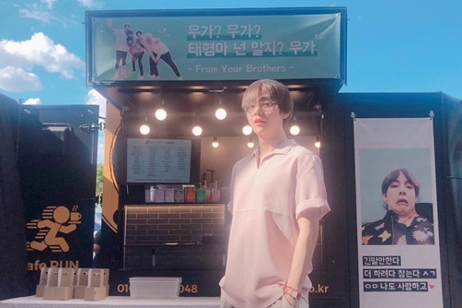 韓国のフードトラック、ウガウガ, 韓国ドラマの撮影場所でのコーヒーカーのシーン。愛情たっぷりのメッセージ入りのコーヒーカーが配置されています。