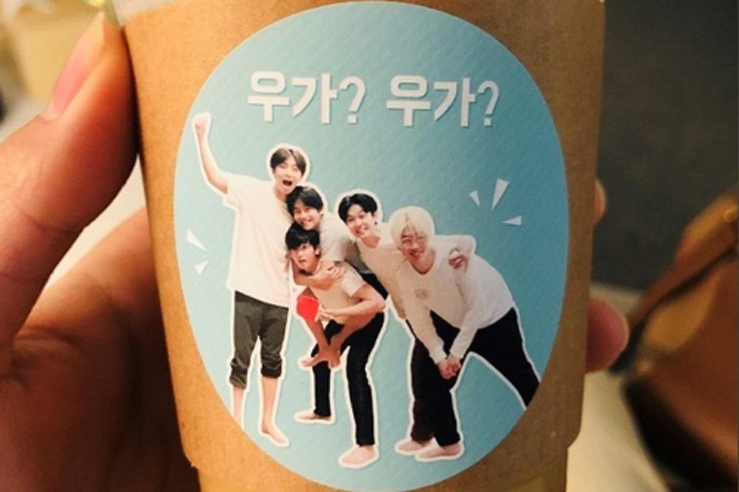 韓国のコーヒー車、ウガウガ, 韓国ドラマの撮影地でのカップにウガウガスタイルのステッカーが貼られたもの。